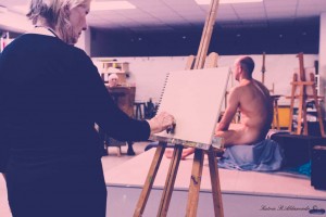 Taller de dibujo con modelo desnudo masculino