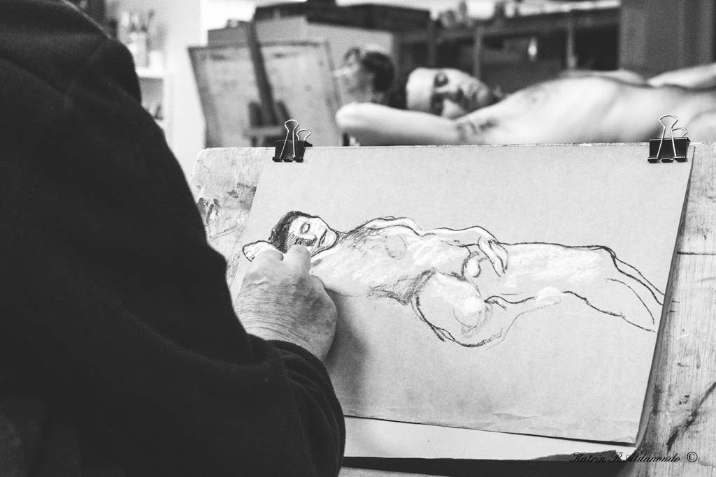 Taller de dibujo con modelo desnudo masculino